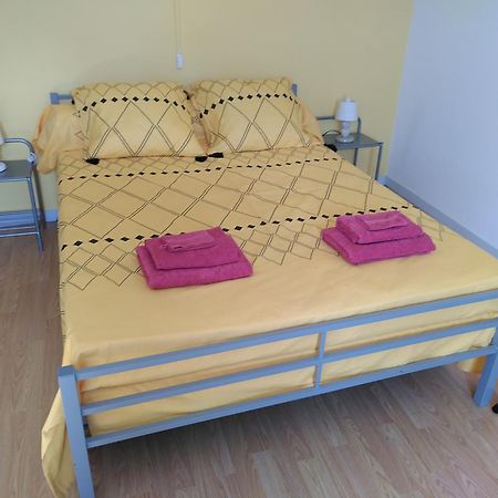 Au Nid De Mes Anges Panzió Entrecasteaux Kültér fotó